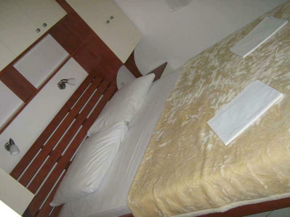Apartmani Ana Vir Exterior photo